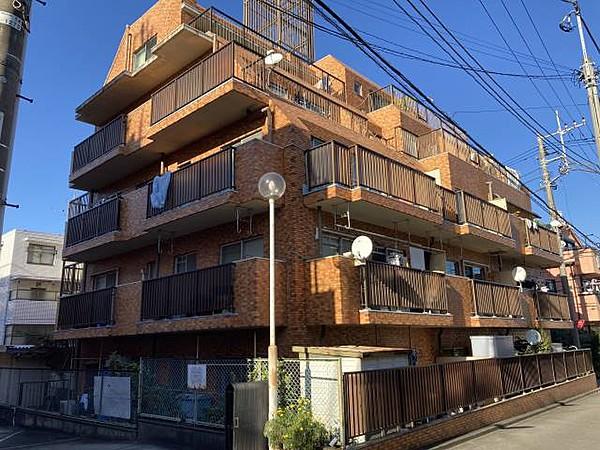【外観】■　外観　■ ヴィンテージマンションならではの赤茶のタイル張りの外観が可愛い！駒沢という雰囲気のある住宅街に溶け込む色合い。総戸数17戸のマンションです。