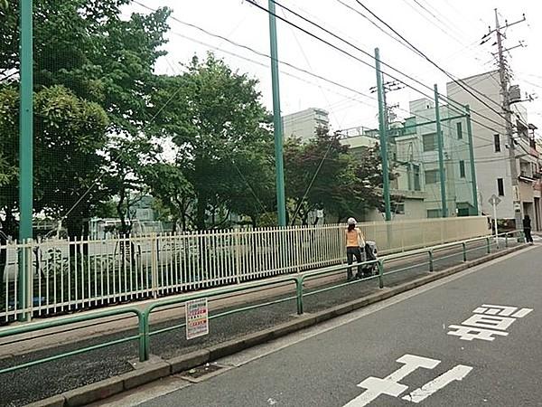 【周辺】江東区立東川小学校 学習環境にタブレットを導入している小学校です。新宿線・半蔵門線「住吉駅」徒歩約5分の場所にあります。 600m