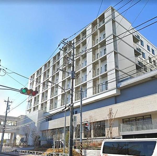 【周辺】横浜市立市民病院 徒歩約15分。33の豊富な診療科が揃う総合病院です。万が一な症状の際にも頼りになりそうです。明るく綺麗で清潔感のある施設です。 1180m