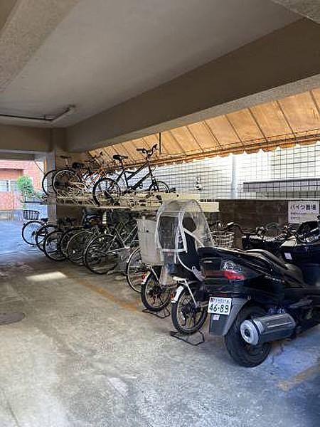 【駐車場】■　駐輪場　■ 整理整頓されている様子から管理状態の良さが伺えますね。屋根があるのでお気に入りの自転車も濡れずにOK！駒沢オリンピック公園までお出かけしましょう。