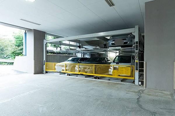 【駐車場】■　駐車場　■　悪天候でも安心の屋根付き駐車場！ベビーシートの付け替えも安心。