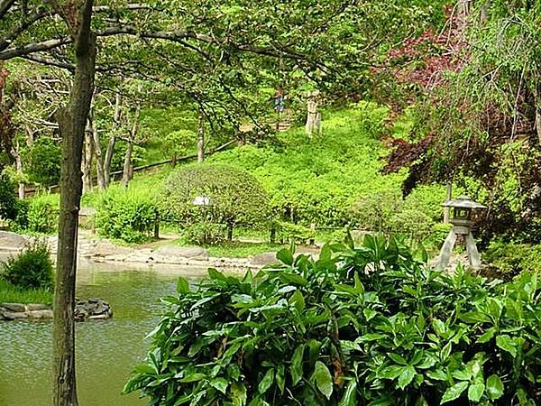 【周辺】■　有栖川宮記念公園 2100m　■　徒歩4分ほどの場所にあります。自然豊かな都会のオアシスとして、多くの方から愛されている公園です。四季折々の風景をお楽しみいただけます。