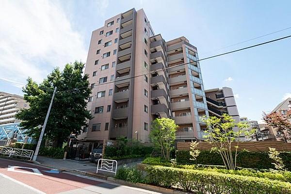 【外観】■　外観　■小名木川沿いに佇む地上10階建てマンション。東京メトロ半蔵門線「住吉駅」まで徒歩約5分と利便性と住環境を兼ね備えています。宅配ロッカーなどの共用設備も充実しています。