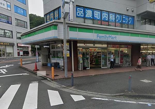 【周辺】ファミリーマート東戸塚駅東口店 568mおっと買い忘れ・・・家の近くにコンビニがあると、ちょっとしたお買い物に便利ですね