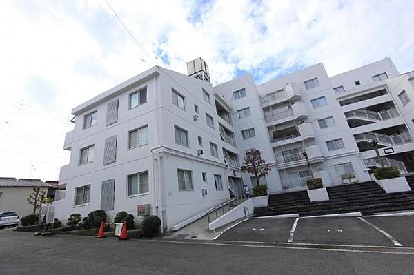 【外観】閑静な住宅街に建ってます