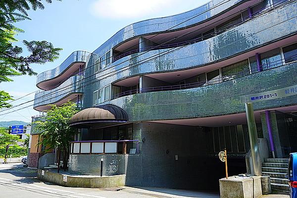 【外観】旧軽井沢の三笠通り沿い、鹿島の森別荘地入口のマンションです。