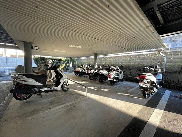 【駐車場】バイク置場があるので大切なバイクをゆったりと置くことができますね！