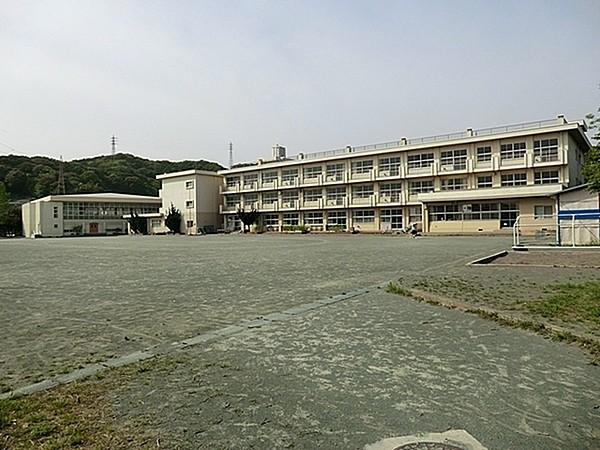 【周辺】鎌倉市立玉縄小学校まで625m、学校教育目標：玉縄の子ども「つよく　やさしく　かしこく　そして　じょうぶな子ども」