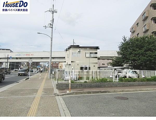 【外観】JR奈良駅まで徒歩10分。駅までの道は大通りなので安心