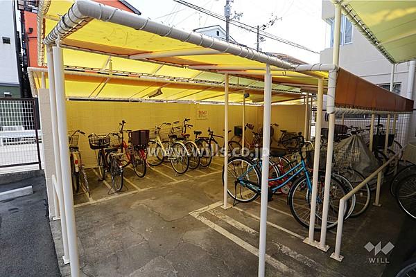 【駐車場】駐輪場置場はラックではないので、お子様やご年配の方、電動自転車を使われる方でも駐輪しやすいです。