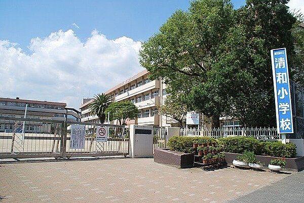 【周辺】清和小学校【鹿児島市立清和小学校】は、上福元町に位置する1984年創立の小学校です。令和4年度の生徒数は1049人で、43クラスあります。校訓は「かしこく　うるわしく　たくましく」です。 2000m
