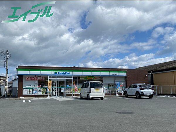 【周辺】ファミリーマート　伊勢竹ケ鼻町店