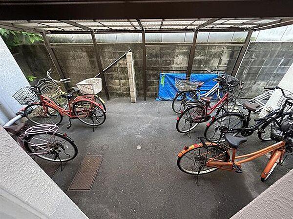 【駐車場】駐輪場は屋根付きなので雨から自転車を守ります！！