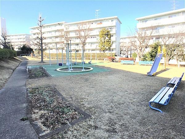 【周辺】敷地内には公園もございます。お子さんの遊び場に最適ですね。