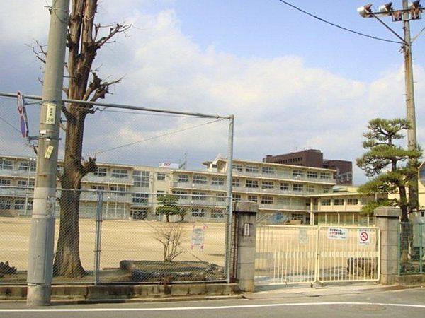 【周辺】福山市立西小学校(852m)
