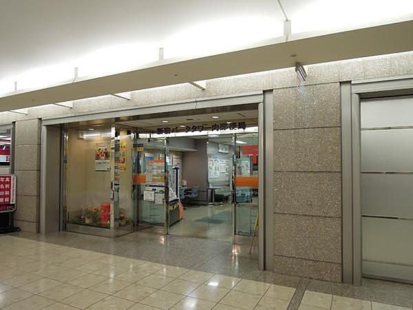 【周辺】新宿パークタワー内郵便局 徒歩7分。 560m