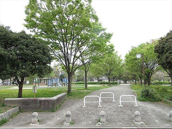 【周辺】富田公園「水と緑のふれあい公園」をテーマに、テニスコートや子ども広場などの施設が設けられています。お子様とお散歩に出かけて見て下さい。 1030m