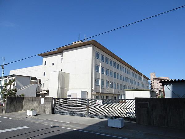 【周辺】名古屋市立高杉中学校西中島小学校、中島小学校の2小学校です。ＨＰには校長日記が更新されていて、学校の行事の様子がとてもよく伝わります。 徒歩 約9分（約650m）