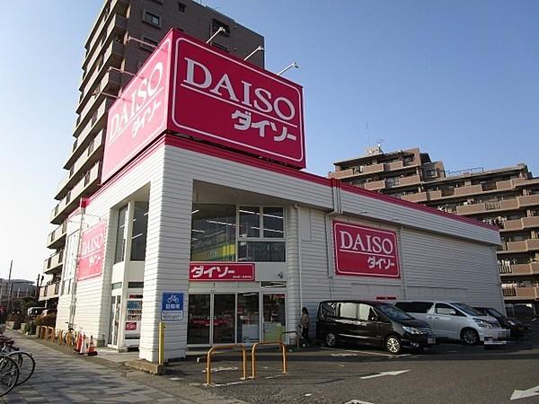 【周辺】ザ・ダイソー名古屋一色新町店は、家庭用品・おもちゃ・文房具など多種多様な商品を販売しております。 徒歩 約10分（約800m）