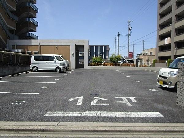 【駐車場】開放感ある駐車場なので駐車が苦手な方でも安心です。