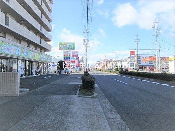 【外観】前面道路は交通量の多い主要道路になります。名古屋市営バス「野田小学校」停　徒歩1分と公共交通機関へもアクセスがしやすくなります。教育施設へも徒歩圏内の距離にあり、周辺には住宅地もあります。