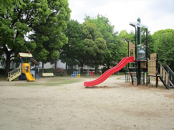 【周辺】松葉公園は、昭和16年開園の歴史ある公園です。野球場やテニスコート、池などがあります。 徒歩 約7分（約500m）
