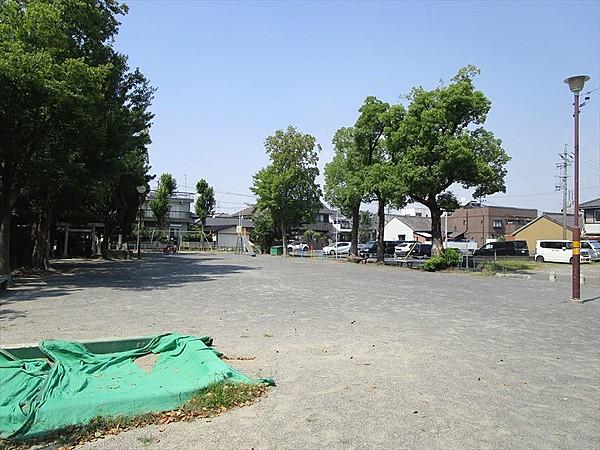 【周辺】松年公園　砂場、鉄棒のほか、滑り台やブランコがあり、広場もあります。 徒歩 約1分（約80m）