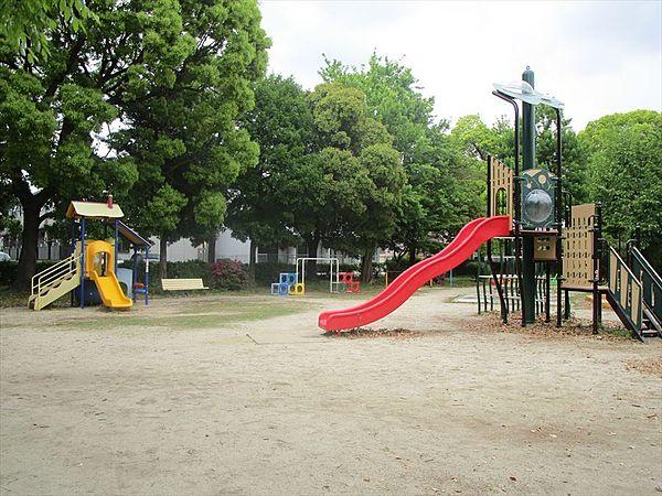 【周辺】松葉公園は、昭和16年開園の歴史ある公園です。野球場やテニスコート、池などがあります。 徒歩 約9分（約670m）