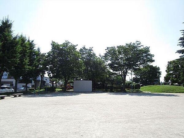 【周辺】越宮公園には、鉄棒・滑り台・広場などがあります。 190m