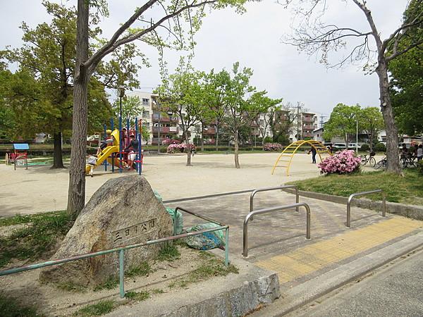 【周辺】三日月公園　鉄棒やブランコ（幼児用含む）のほか、子どもが喜ぶターザンロープや太鼓橋、コンビネーション遊具があります。広場もあるので、思いっきり遊べます。 徒歩 約3分（約180m）