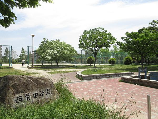 【周辺】西前田公園　芝生にはコンビネーション遊具があります。広いグラウンドはフェンス完備ですのでボール遊びも楽しめますね。 徒歩 約5分（約340m）