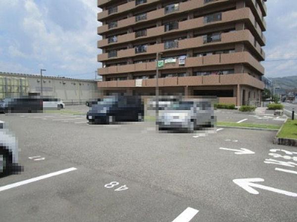 【駐車場】建物南側に駐車場があります
