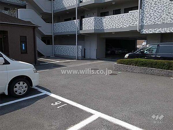【駐車場】敷地内駐車場（屋内平面式と屋外平面式とがあります。）