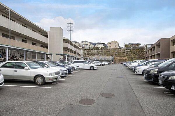 【駐車場】台数の多い平面駐車場。