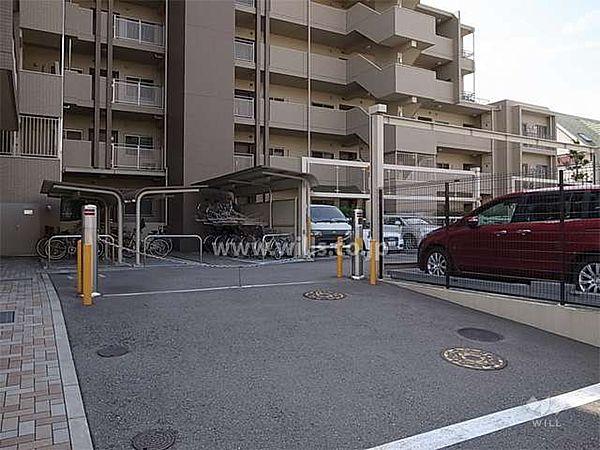 【駐車場】駐車場入口にはロボットゲートが設置されています。