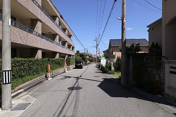 【周辺】前面道路。まっすぐ下りていくと、宝塚病院やコープ、逆瀬川駅に出られます。坂道の勾配はゆるやかで、電動のついていない自転車で上がっていく方もおられます。