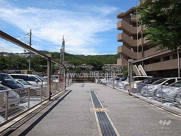 【駐車場】敷地内駐車場（機械式）奥に駐輪場があります。