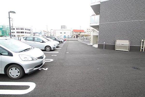 【駐車場】横幅にゆとりがある駐車場です。