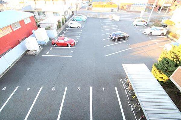 【駐車場】建物前面が広い駐車場になってます
