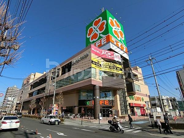 【周辺】ライフ吉川駅前店 徒歩5分。 380m