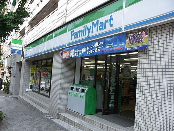 【周辺】ファミリーマート新宿天神町店　徒歩1分です。