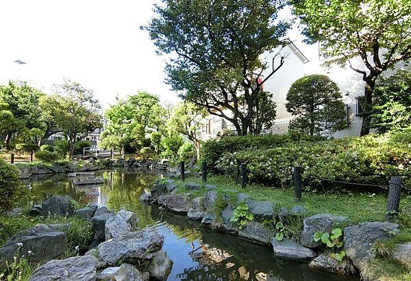 【周辺】「福富川公園」は全長0.5km、面積0.8ha、木に因む施設が特徴の区立公園です。