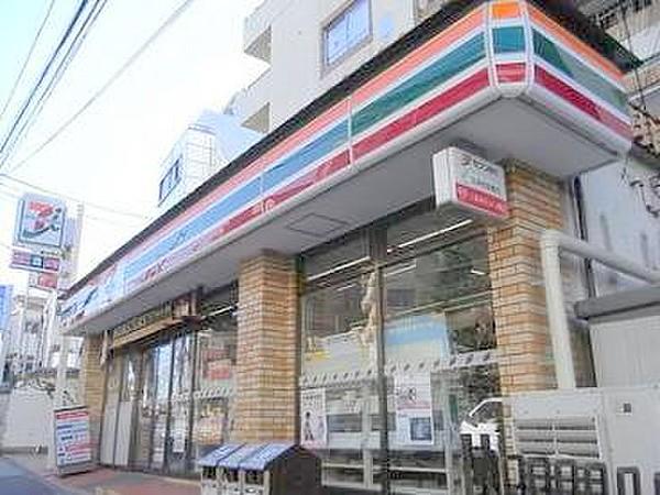 【周辺】セブンイレブン新宿喜久井町店　徒歩4分。