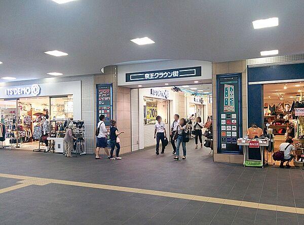 【周辺】「京王クラウン街笹塚」は笹塚駅ナカの商業施設。