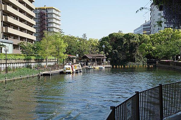 【周辺】マンション前には、遊具やボート、釣り場などがある「仙台堀川公園中央」があります。