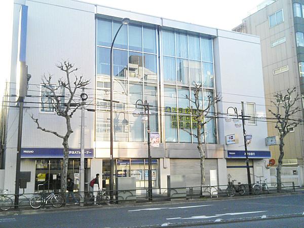 【周辺】みずほ銀行早稲田支店　徒歩8分。