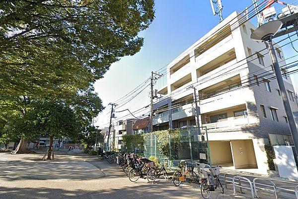 【外観】マンション目の前には「豊島区立椎名町公園」があり緑に癒されます。
