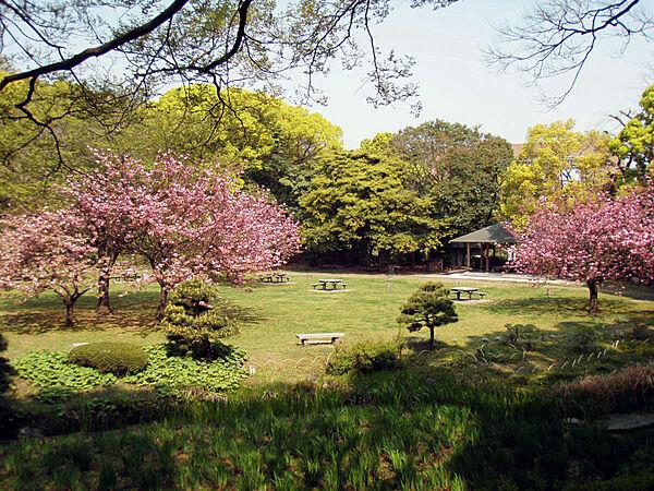 【周辺】四季折々の花や野鳥と出会える「清澄庭園」9つある都立庭園のうちのひとつです