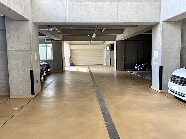 【駐車場】駐車場は平面式と機械式の２種類ございます。
