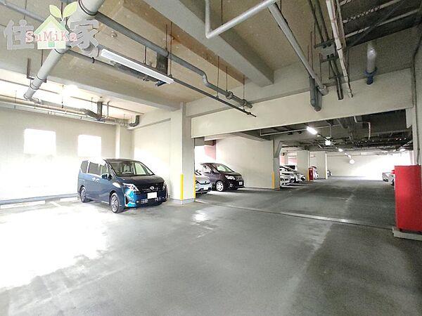 【駐車場】居住者専用の駐車場がございます(空き状況は都度確認が必要です)屋根があるので雨の日の乗降が快適ですね。
